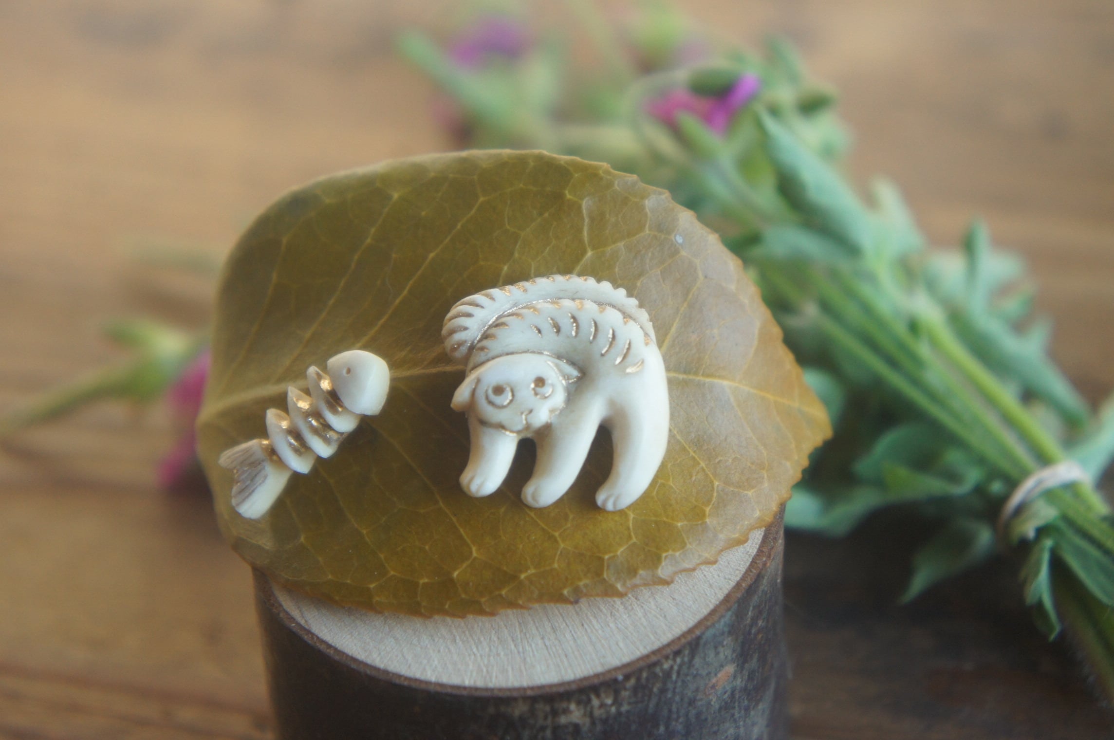 鹿角彫刻「やんのか猫と骨魚」ピアス(左右セット)【1】