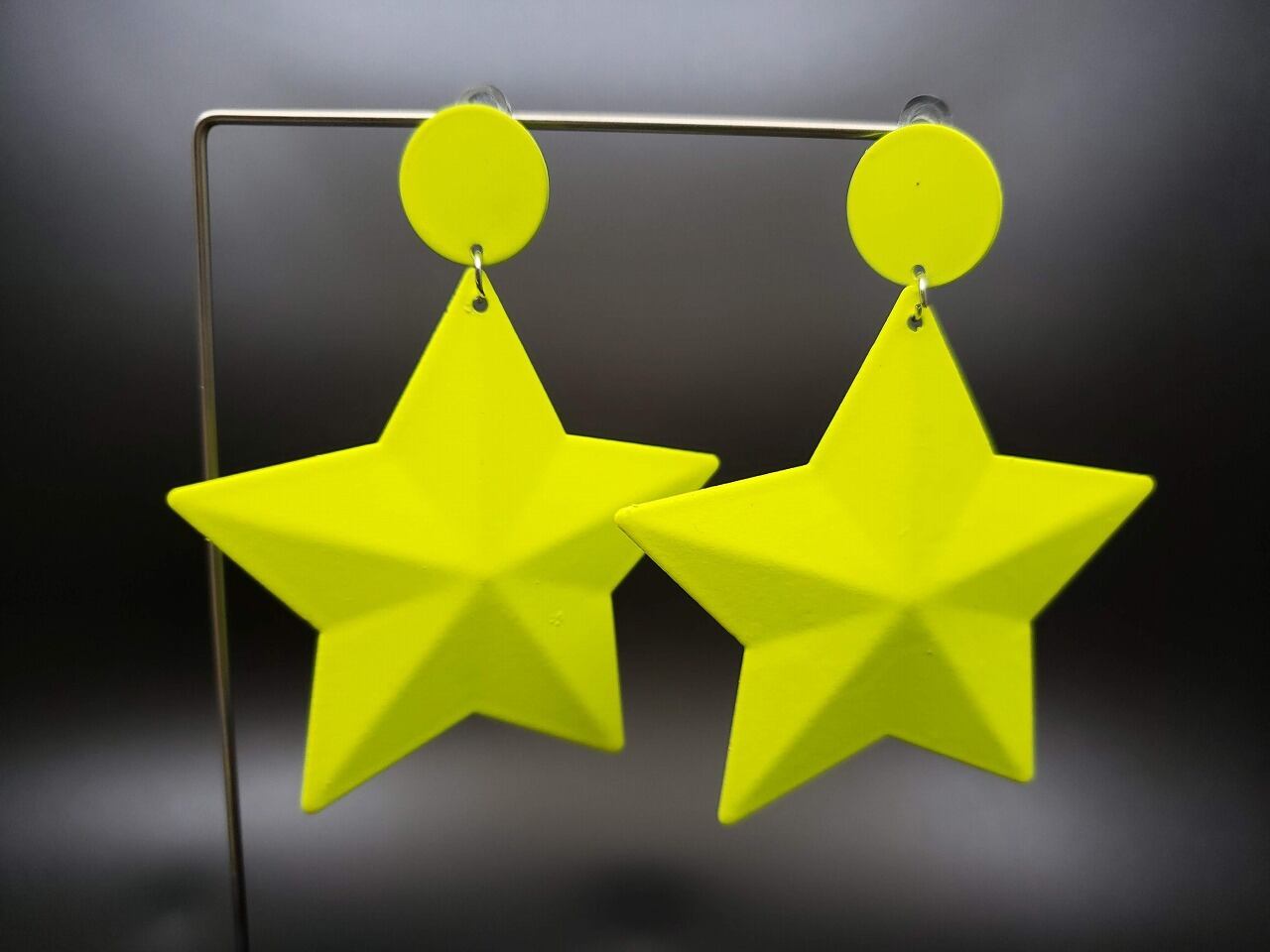 スター　ピアス　ネオンイエロー　蛍光　ネオンカラー