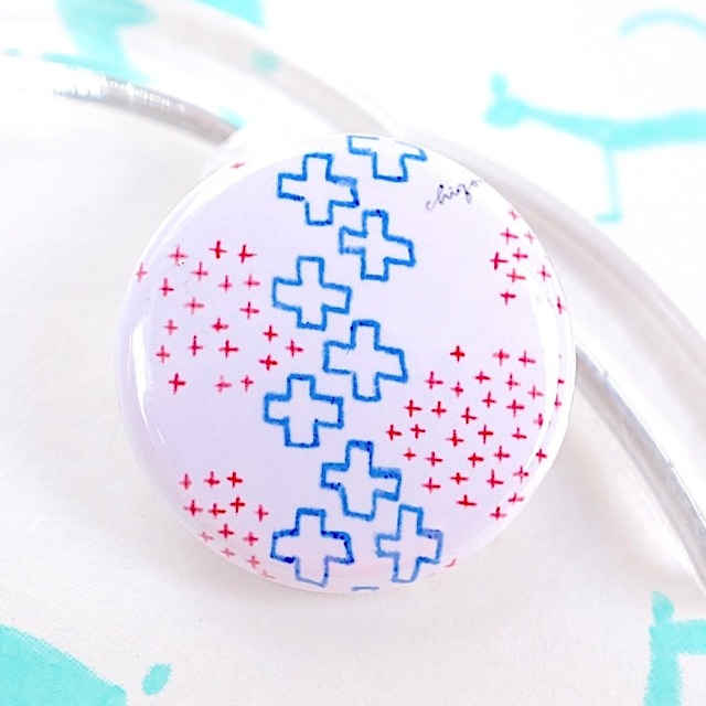 【CHIQON】ROUND 缶バッチ「+」