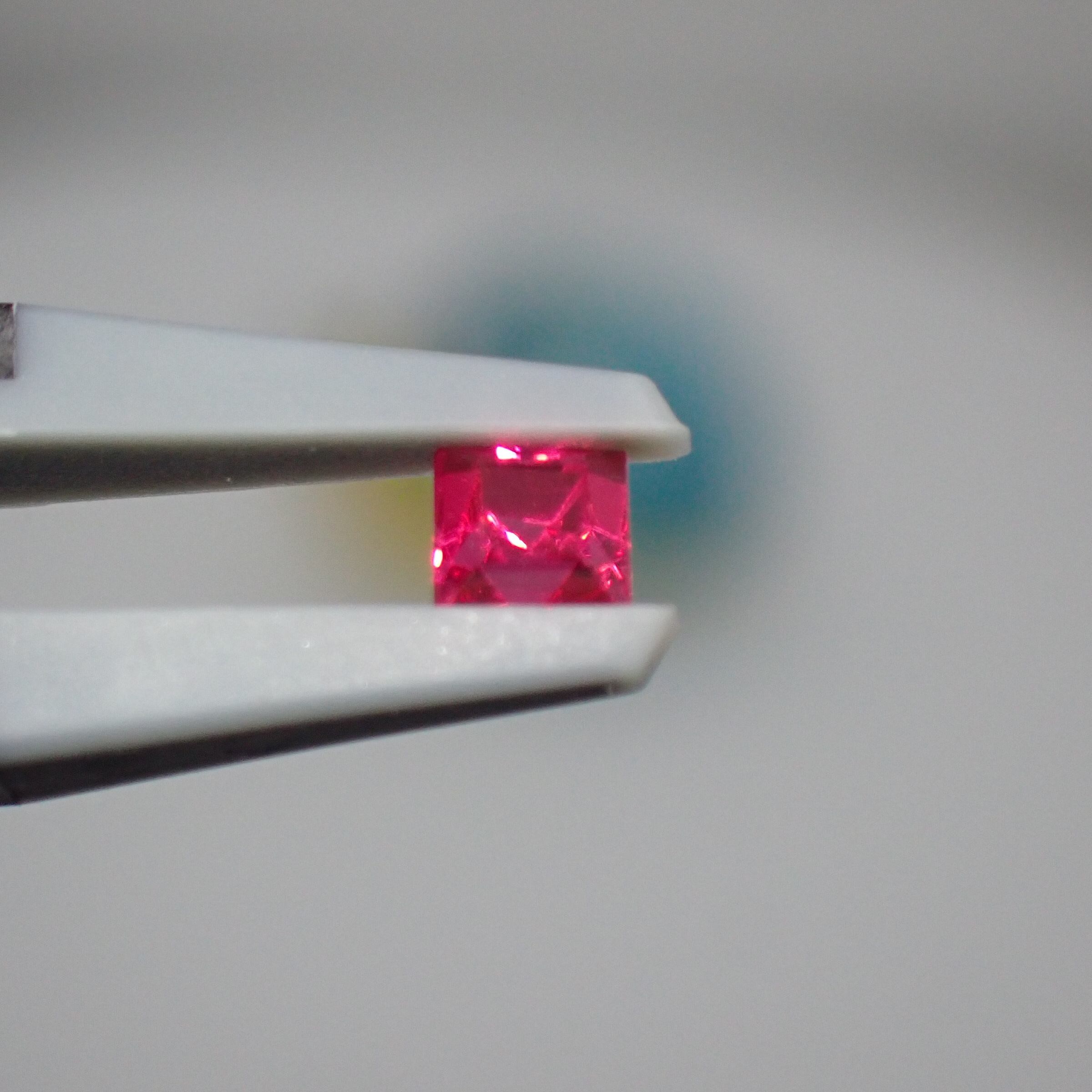 お値下げ！【キラキラキラヴィヴィッドピンク★混じり気ない暖かピンク】スピネル スピネルルース ピンクがかった紫のスピネル 0.81カラット