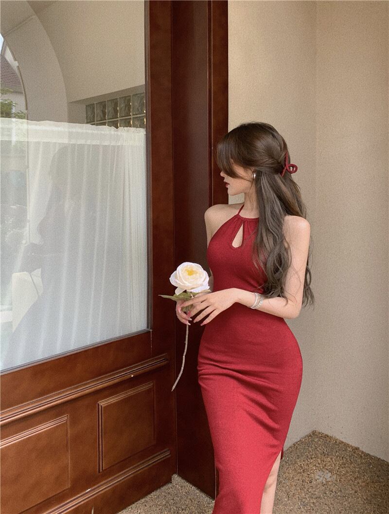 【新作】【送料無料】 ソリッドカラーのホルターネックセクシーなオフショルダードレス女性のスリムウエスト抱きヒップミッドレングスドレスリトルブラックスカート 0255804122414