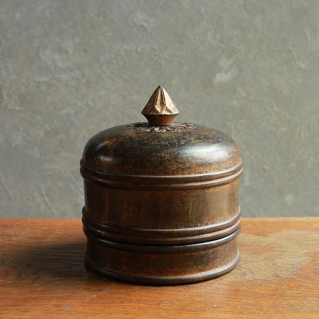 取っ手がかわいい、2段式の木箱