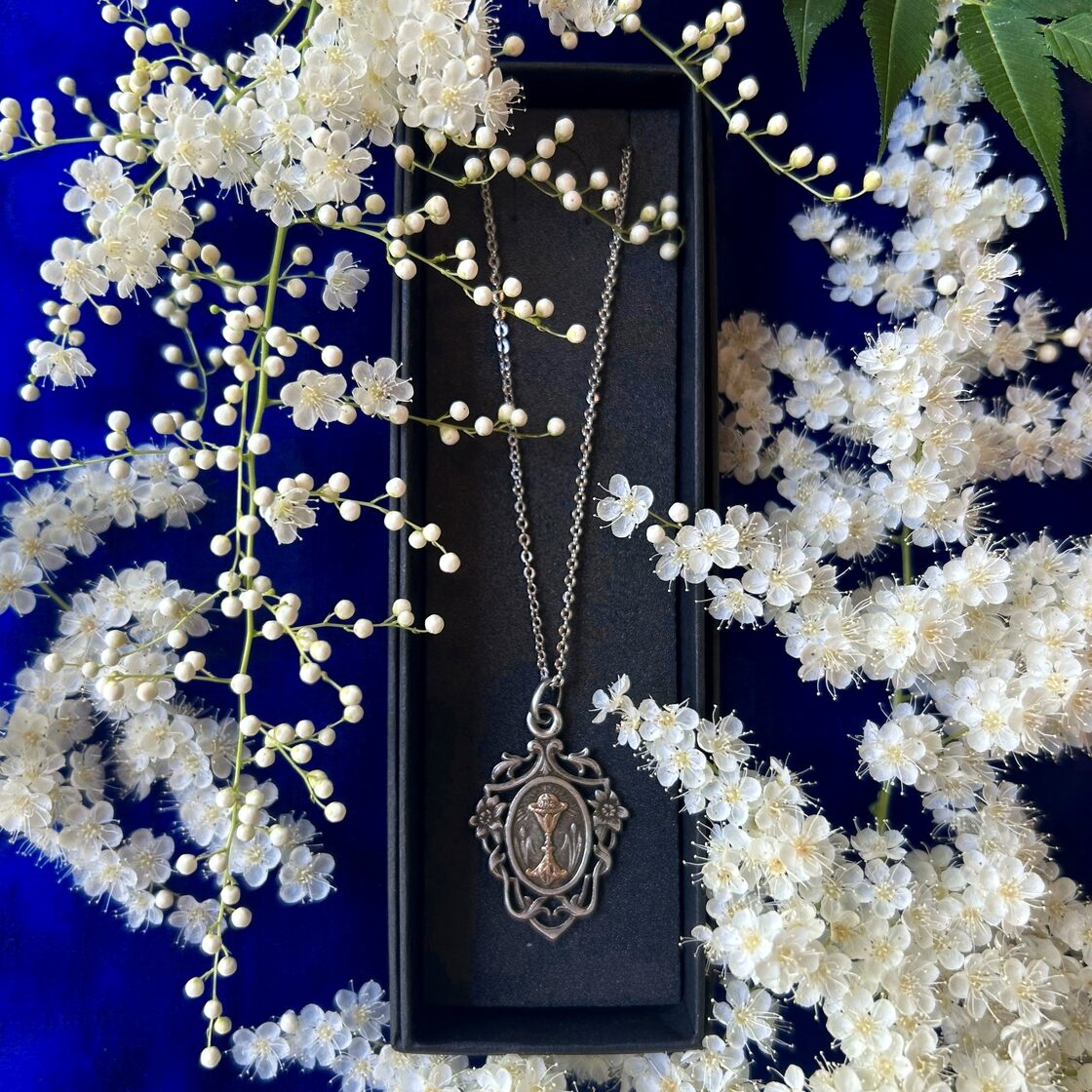 聖杯とユリのメダイ | PAY ID