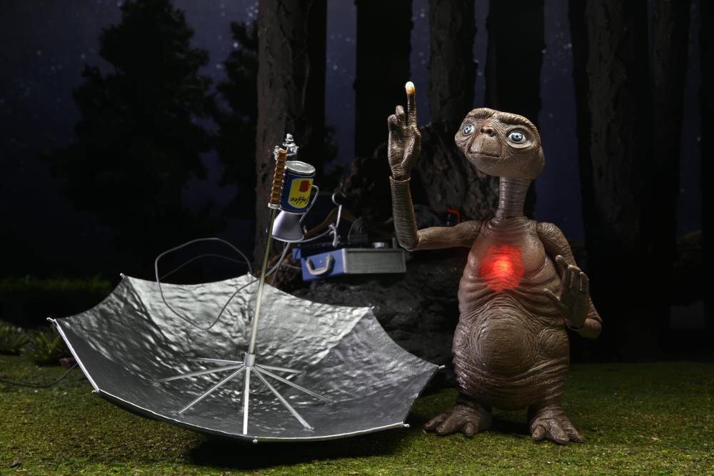 NECA E.T. The Extra-Terrestrial 40th Anniversary Ultimate E.T.