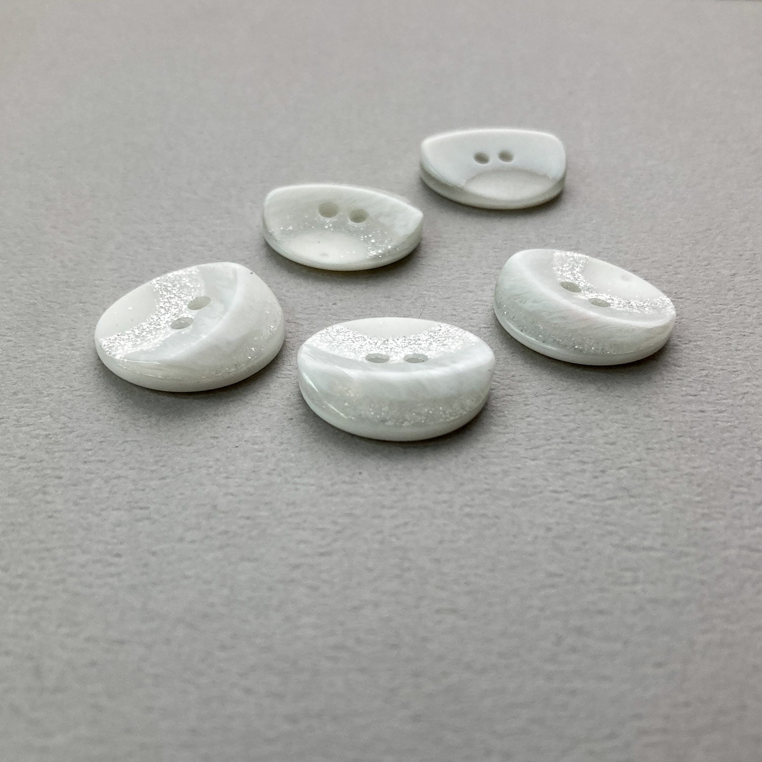 シルバーラメ凹凸ラウンドボタン（21mm） | Dua-アクセサリーパーツ
