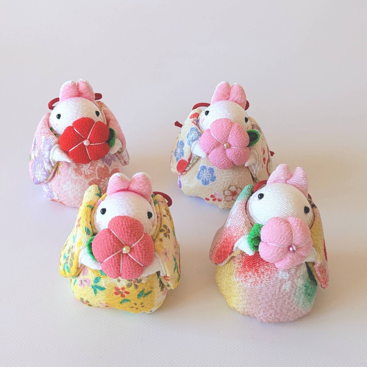 お花を抱えたうさちゃん