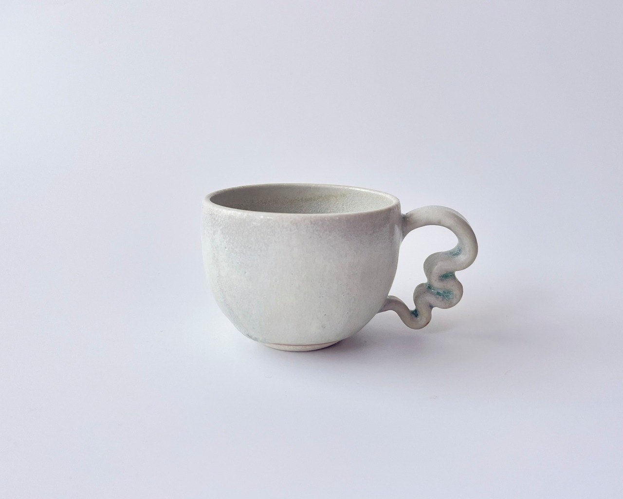 マグカップ 底ブルー② / 小坂 梨絵 画像1