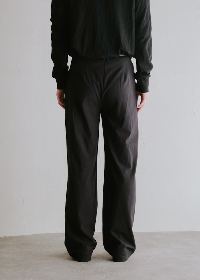 wide straight out tucked slacks