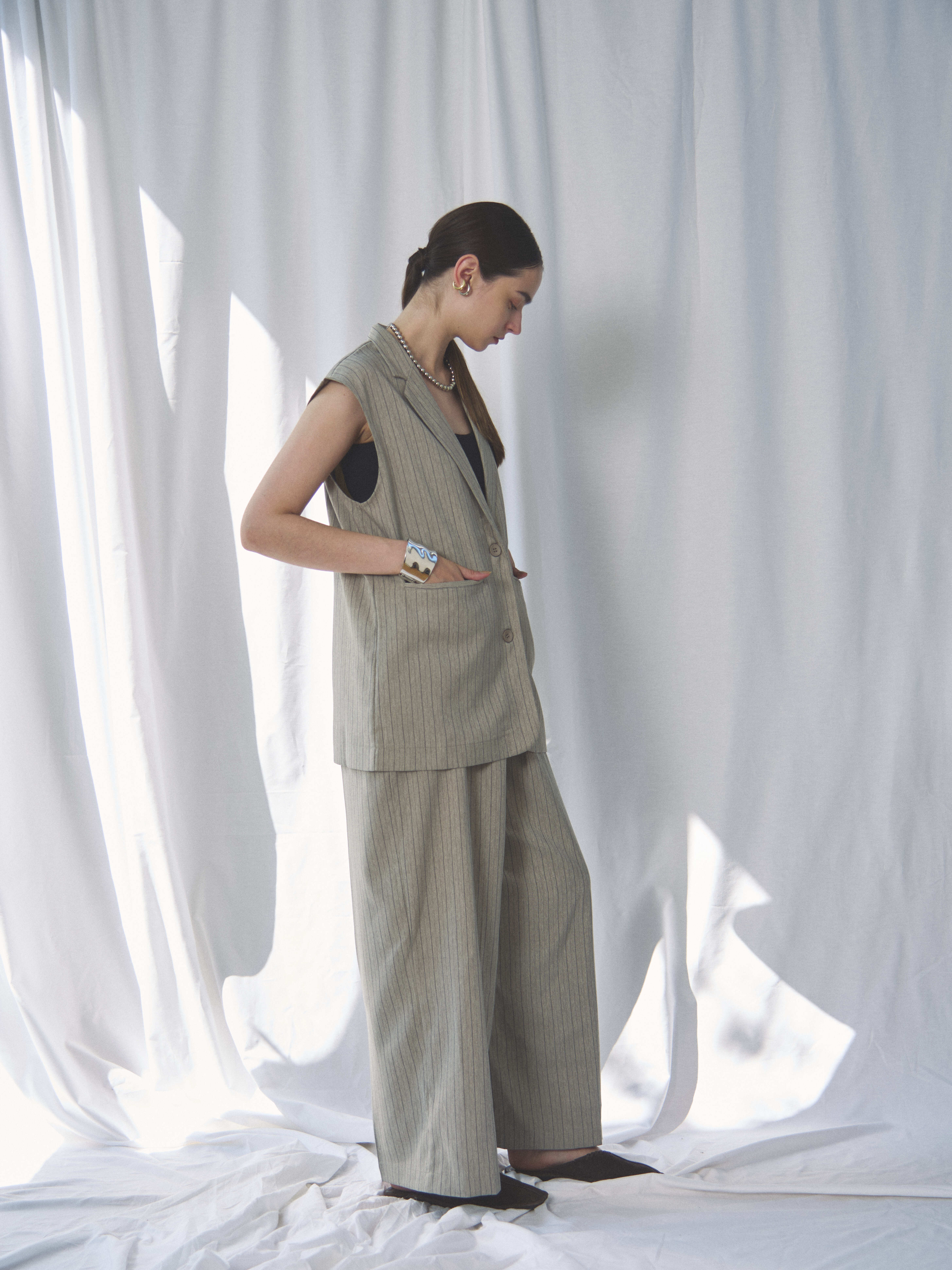 HERRINGBONE STRIPED SLEEVELESS JACKET（ﾍﾘﾝﾎﾞｰﾝｽﾄﾗｲﾌﾟｽﾘｰﾌﾞﾚｽｼﾞｬｹｯﾄ