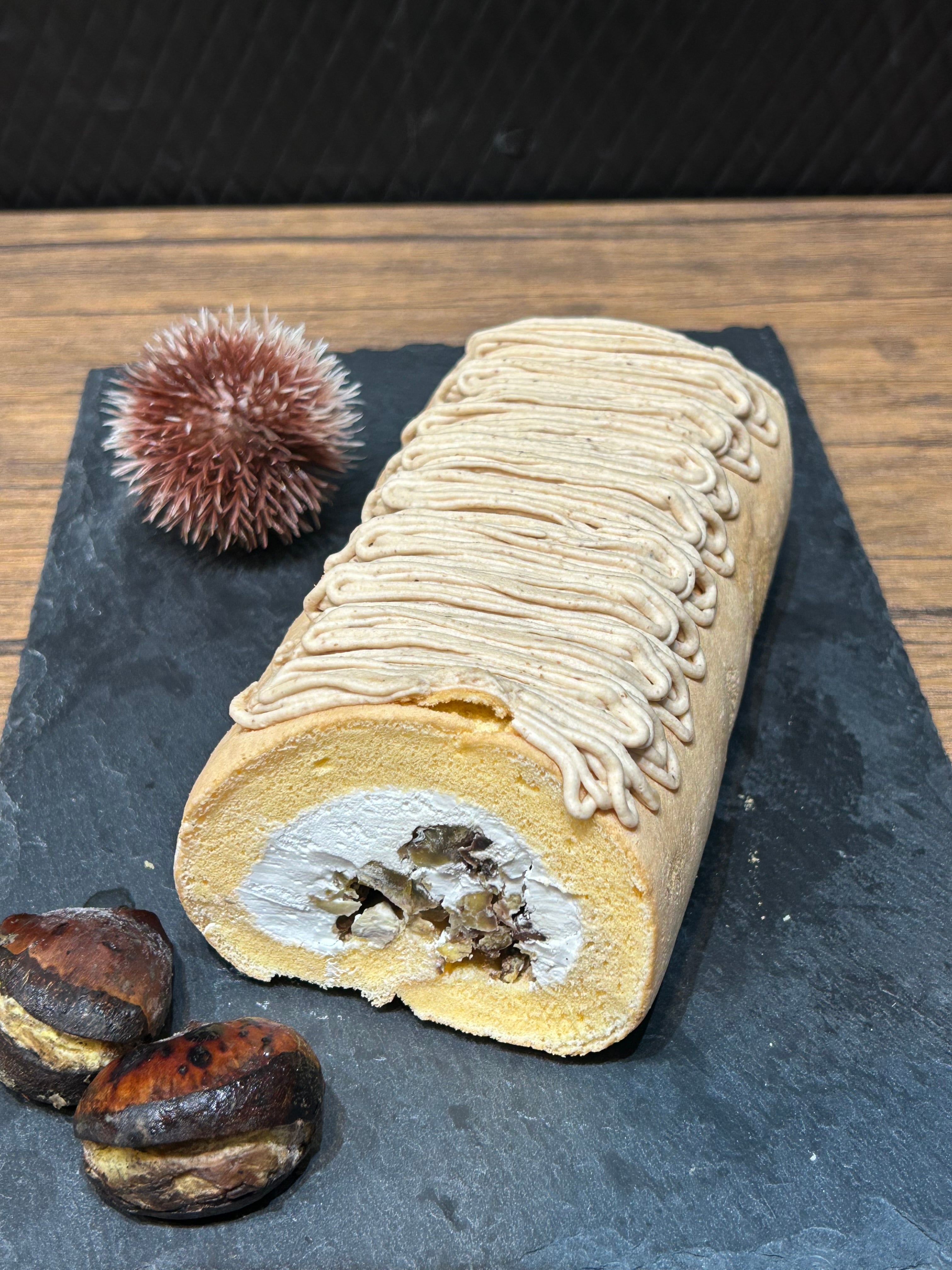 たっぷり栗の贅沢焼き栗 モンブランロール　