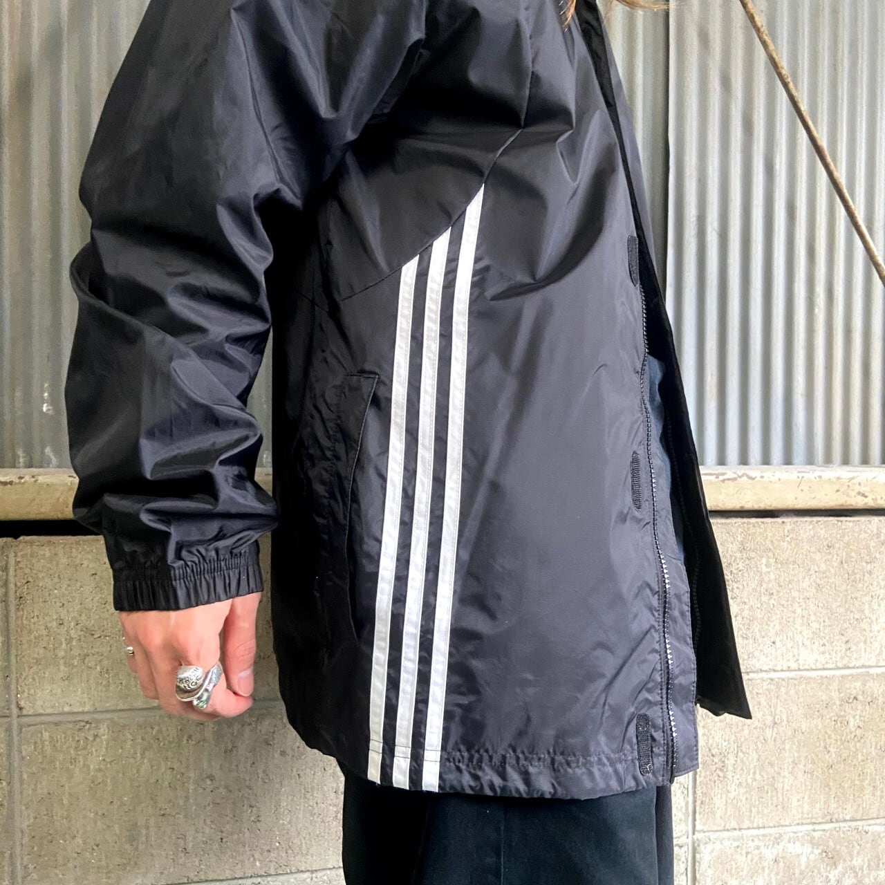 adidas アディダス アシンメトリー切り替え ロゴプリント ハイネック