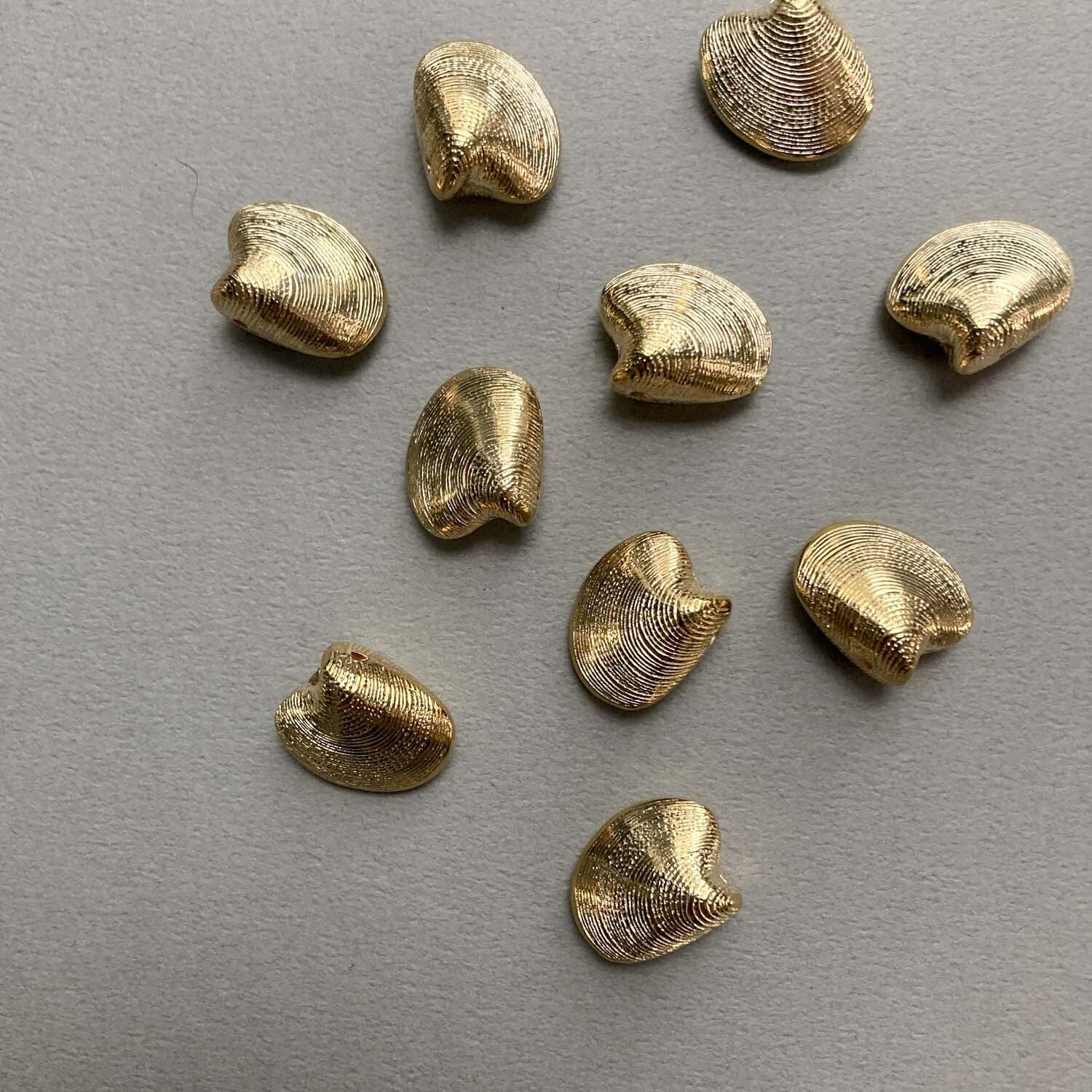 ゴールド立体2枚貝チャーム | Dua-アクセサリーパーツショップ