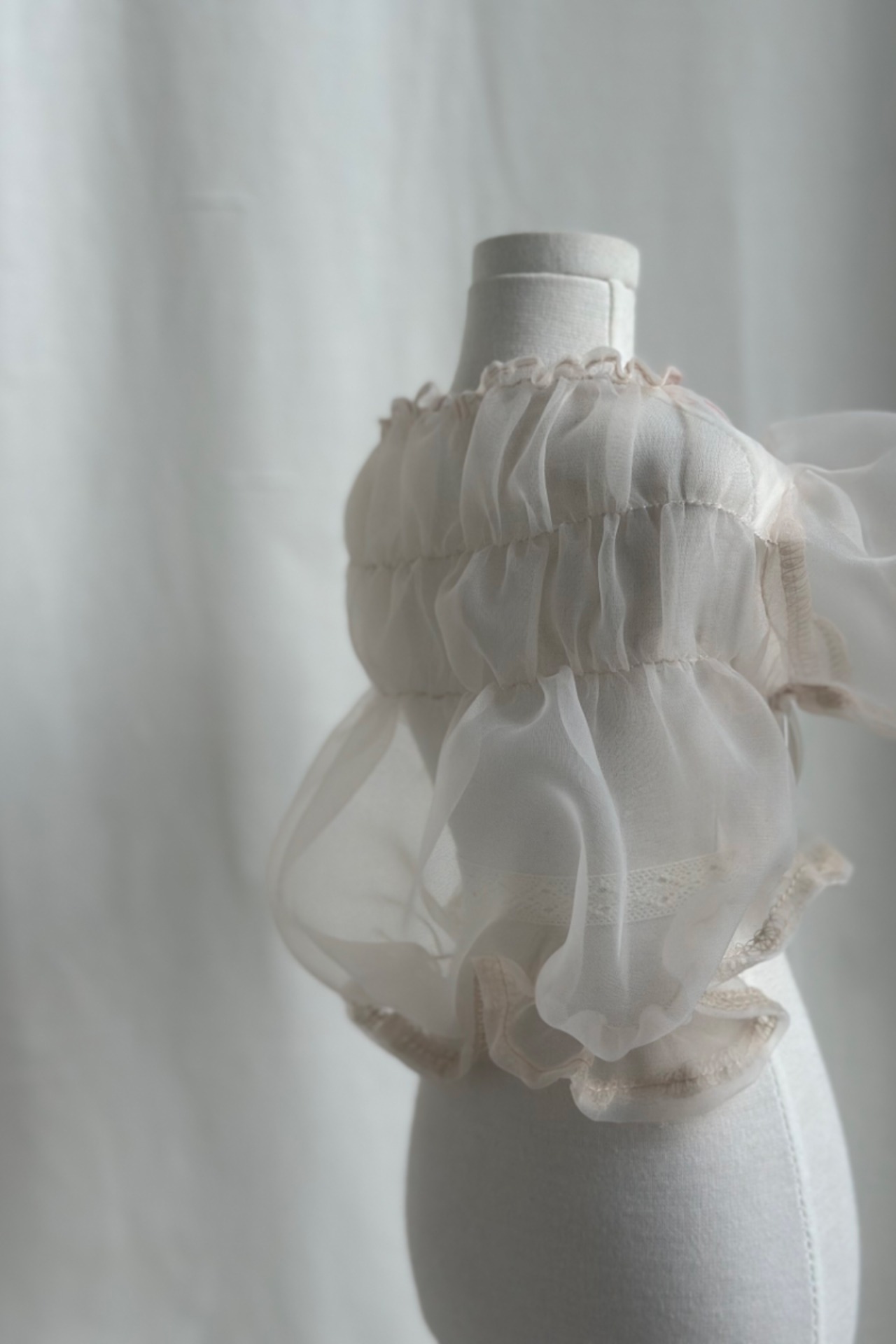 即納【AVELY】オーガンザシースルーパフブラウス