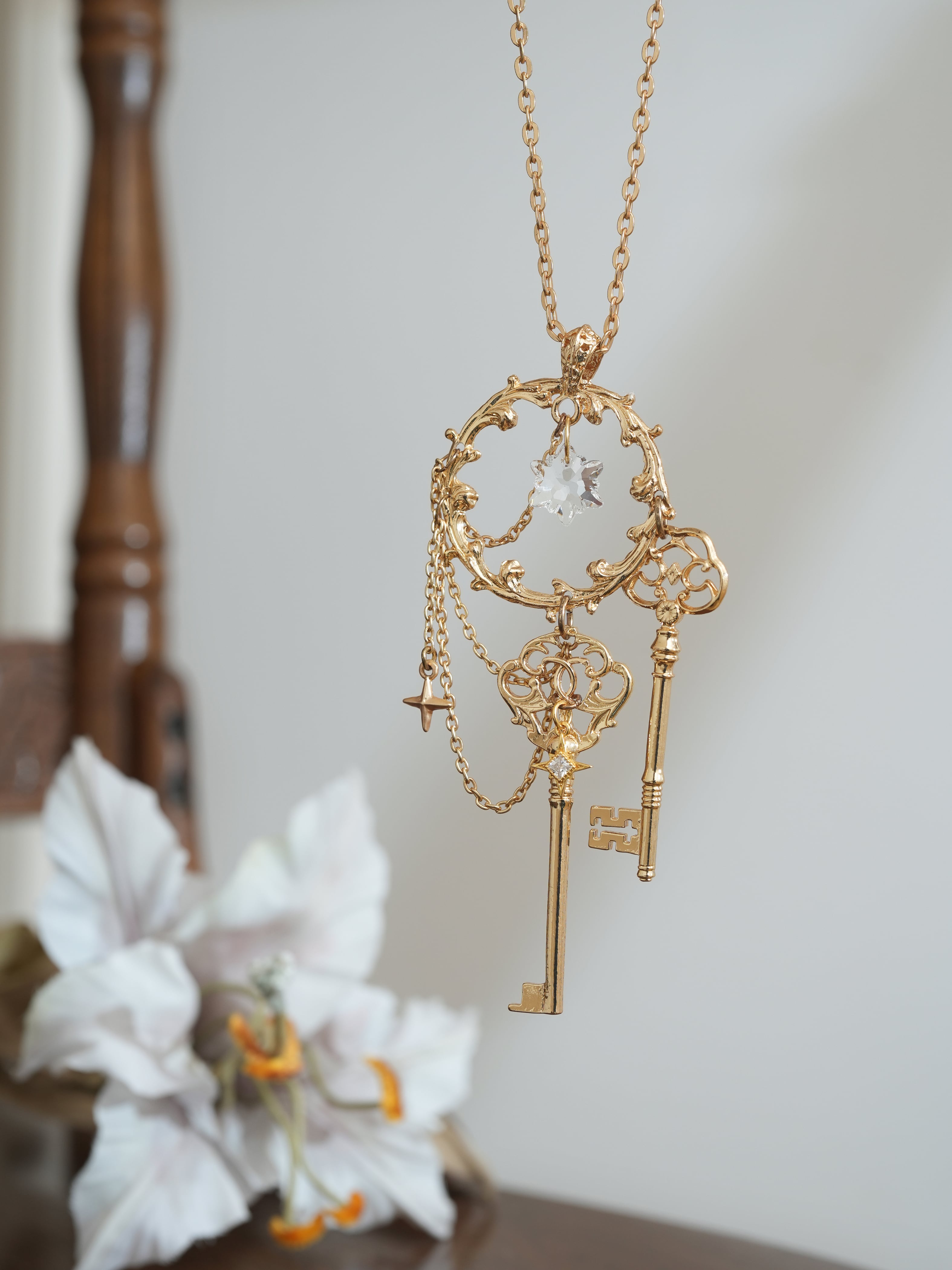 アンティークペンダントトップのネックレス(取り外し可能)(レッド