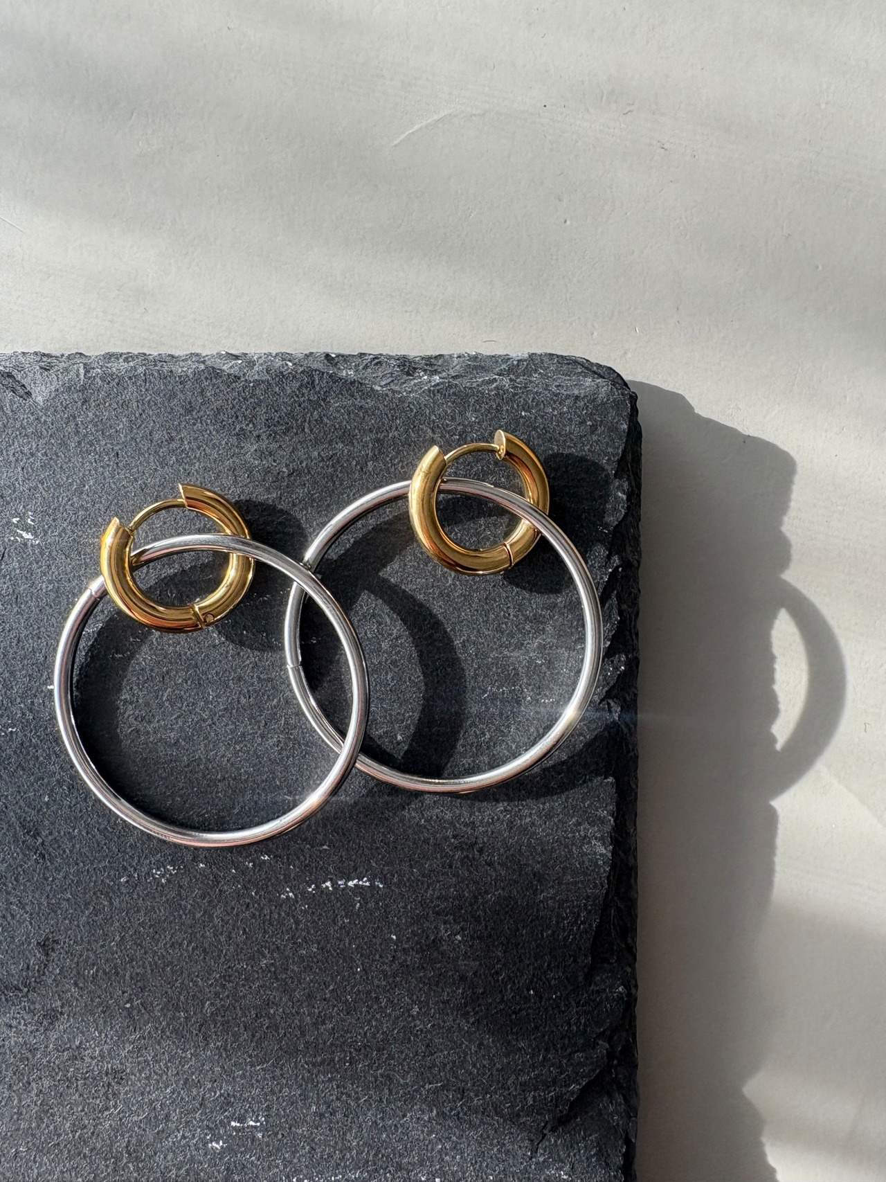 カラーブロックフープピアス