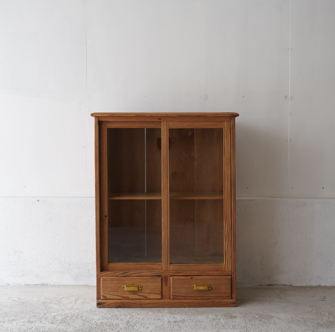 ガラス引き戸のキャビネット