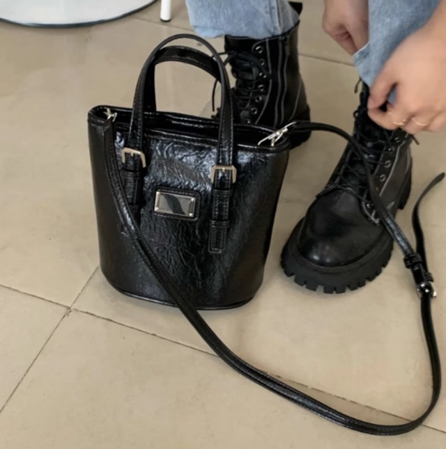 2way バッグ カバン レディース ショルダー ハンドバッグ 肩がけ 手持ち コンパクトウォレット 便利 スクエア 四角 プレート かわいい 大人可愛い カジュアル 上品 かっこいい ラブリー キュート クール モード エレガント 存在感 華やか スタイリッシュ 無地 通勤 デート お出かけ 旅行 お買い物 女子会 休日 ショッピング ランチ ピクニック コンサート ライブ 普段使い 韓国 コーデ 高見え 格上げ モテ インスタ映え 春 夏 秋 冬 シーズンレス ベーシックカラー 大人カラー ブラック