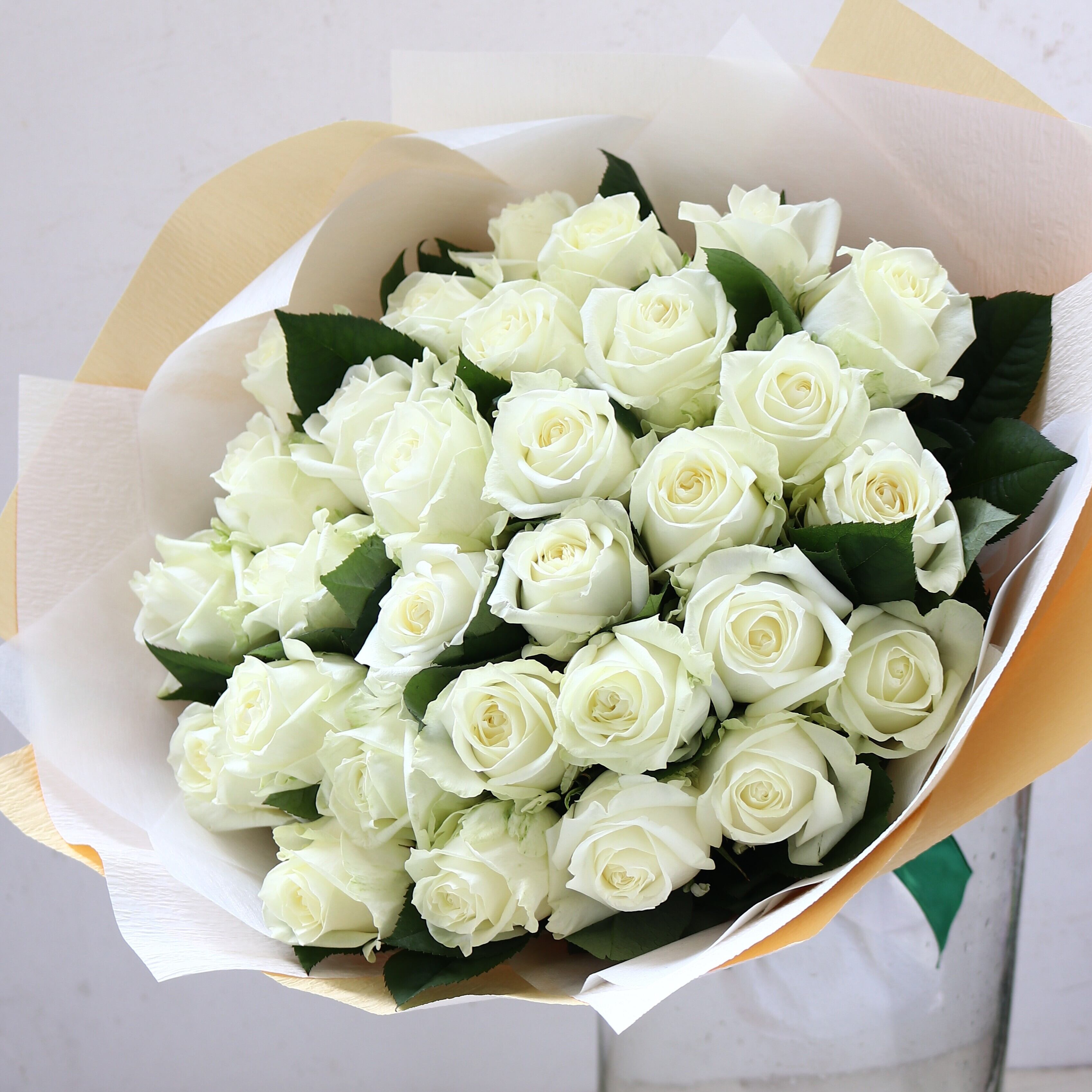 プリザーブドフラワーの花束 ♬ 大輪バラ 白 ☆ プリザーブドフラワー白い大輪の薔薇5本のふんわり花束ラッピング | 世都華