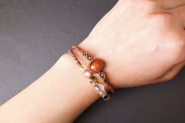 【15㎝サイズ固定1点物】宝石質サンストーン&太陽放射タイチンルチルクォーツ&ルチルクォーツの二重マクラメブレスレット