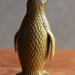 ゴールドに輝く、凛々しいペンギン（子）