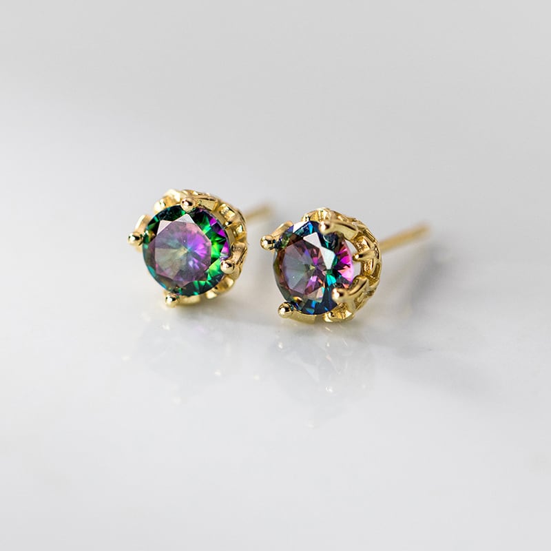 ダークカラーの七色ピアス