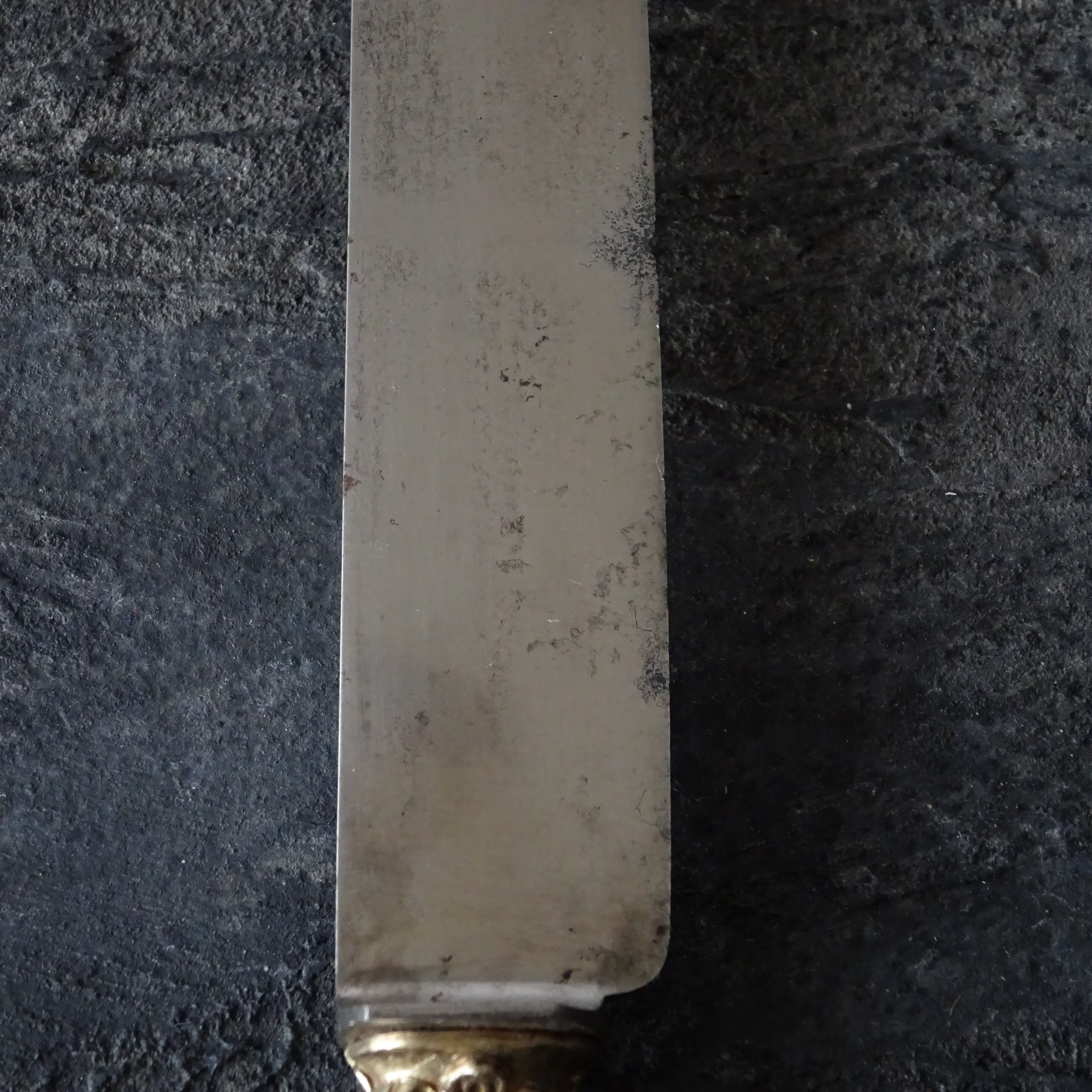 Couteau de table ancien manche en nacre chiffre et virole argent (D)