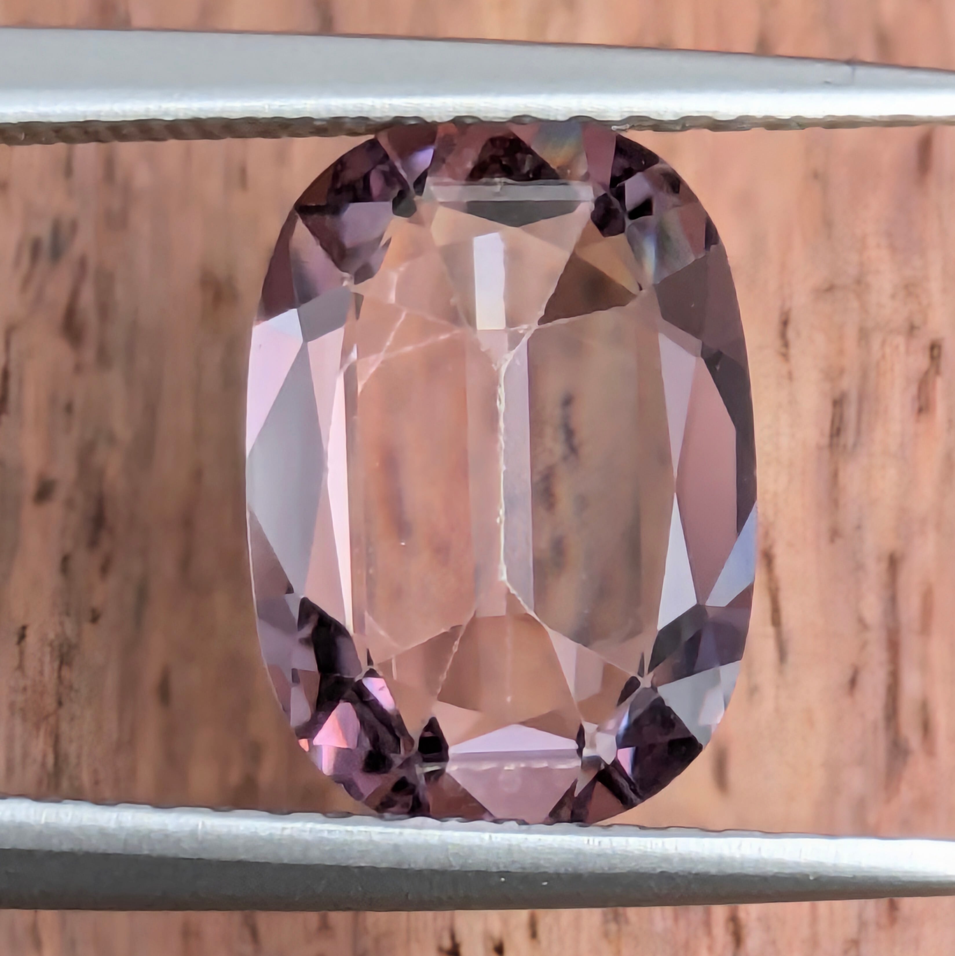 ミャンマーモゴック産 白い母岩上のピンクスピネル ミャンマーモゴック産 白い母岩上のピンクスピネル