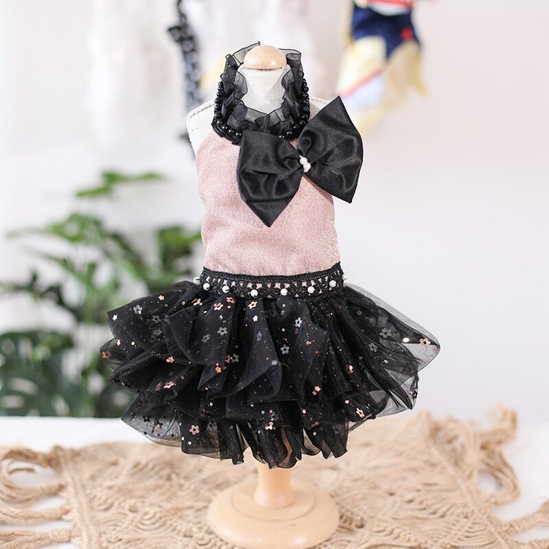 大型犬もOK きらきらスカートとピンクのノースリーブ