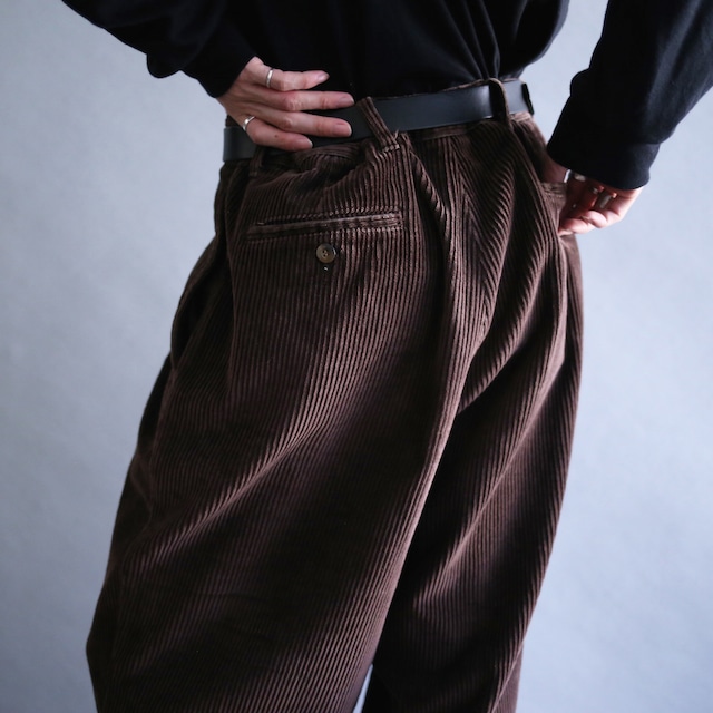 2-tuck tapered silhouette dark brown wide corduroy pants