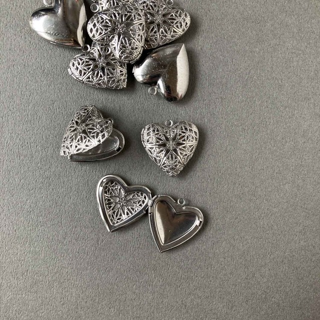 透かし模様のハートロケットチャーム