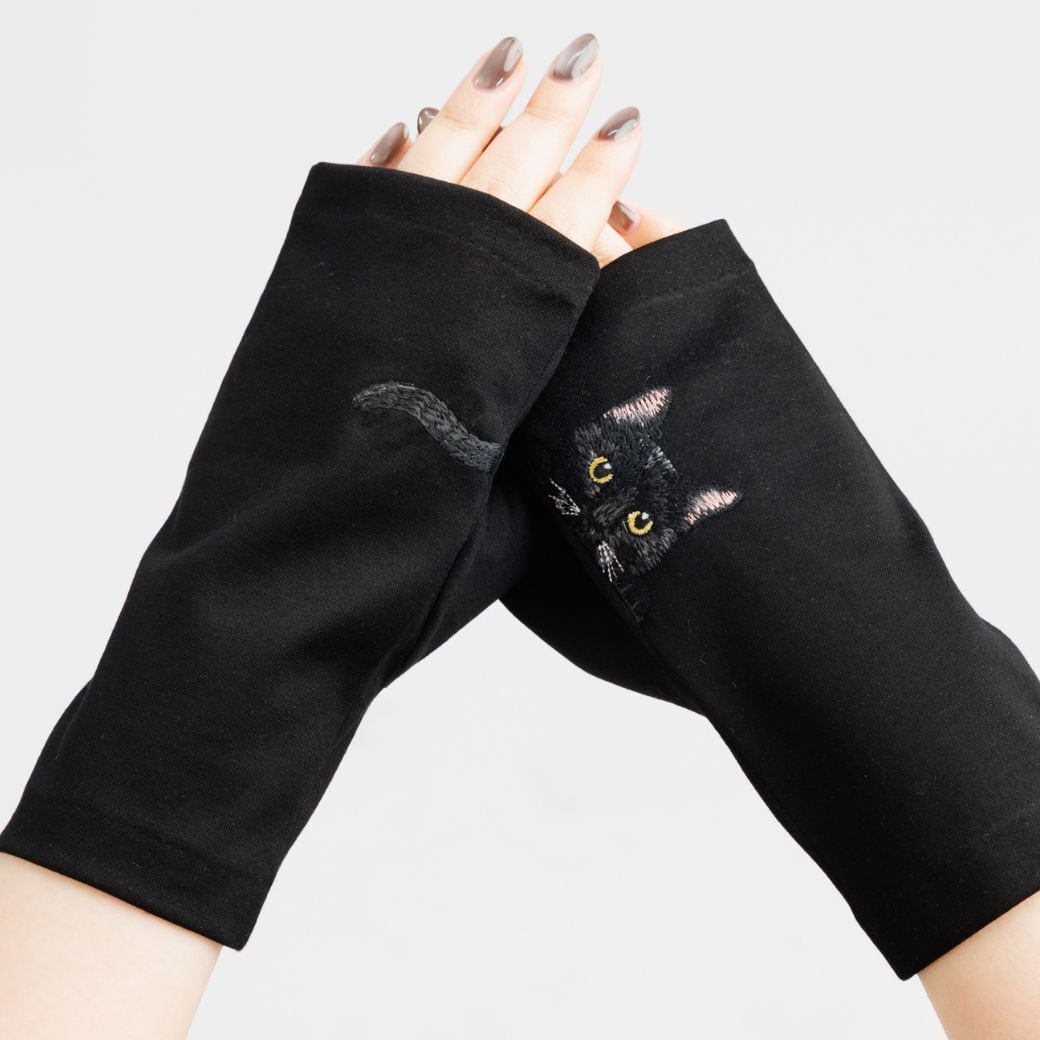 新品タグ付 シンクビー 手袋 猫 刺繍 カシミヤ混 ラビットファー 黒 春夏限定】黒猫の刺繍／ショート・ロング／東かがわで一貫製造／UVケア