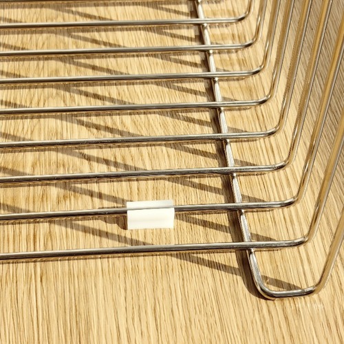 ワイヤーフレーム家具 モダンインテリア スタイリッシュ収納 キューブ型 サイドテーブル 北欧風 ミニマルデザイン メタルフレーム 多機能家具 おしゃれ インダストリアル