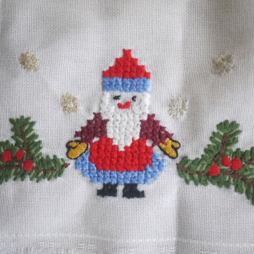 サンタクロースとキャンドル　モミの木と柊刺繍　クリスマステーブルランナー　ドイツヴィンテージ