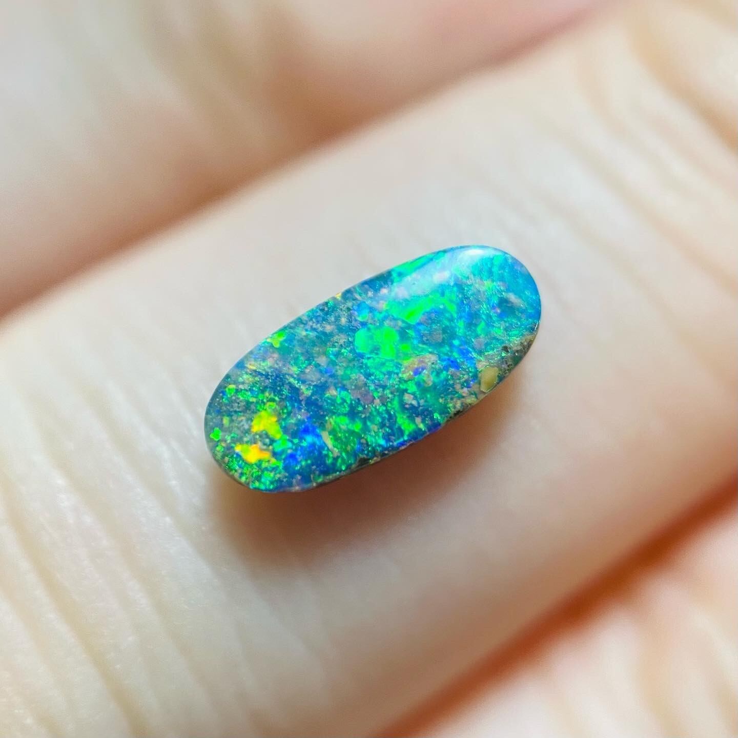 印象派画家の散歩する小川 ボルダーオパール