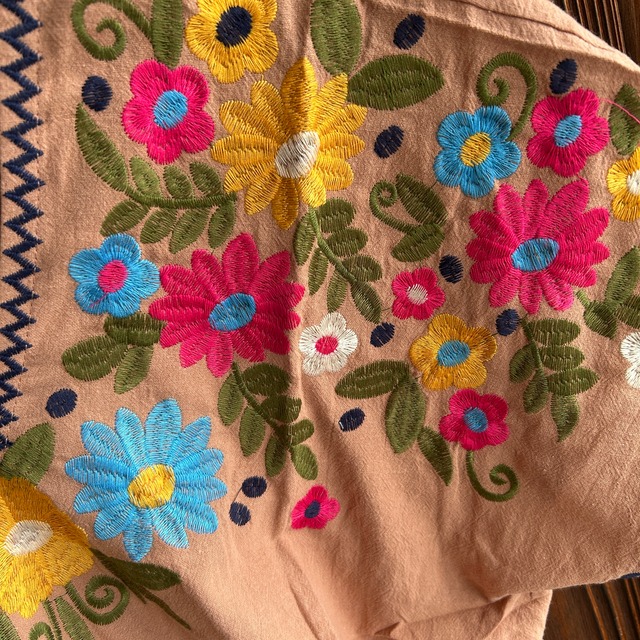 刺繍Ｖネックトップ