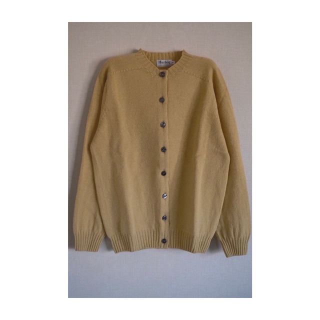 Harley of Scotland クルーネック・ニットカーディガン（acacia）