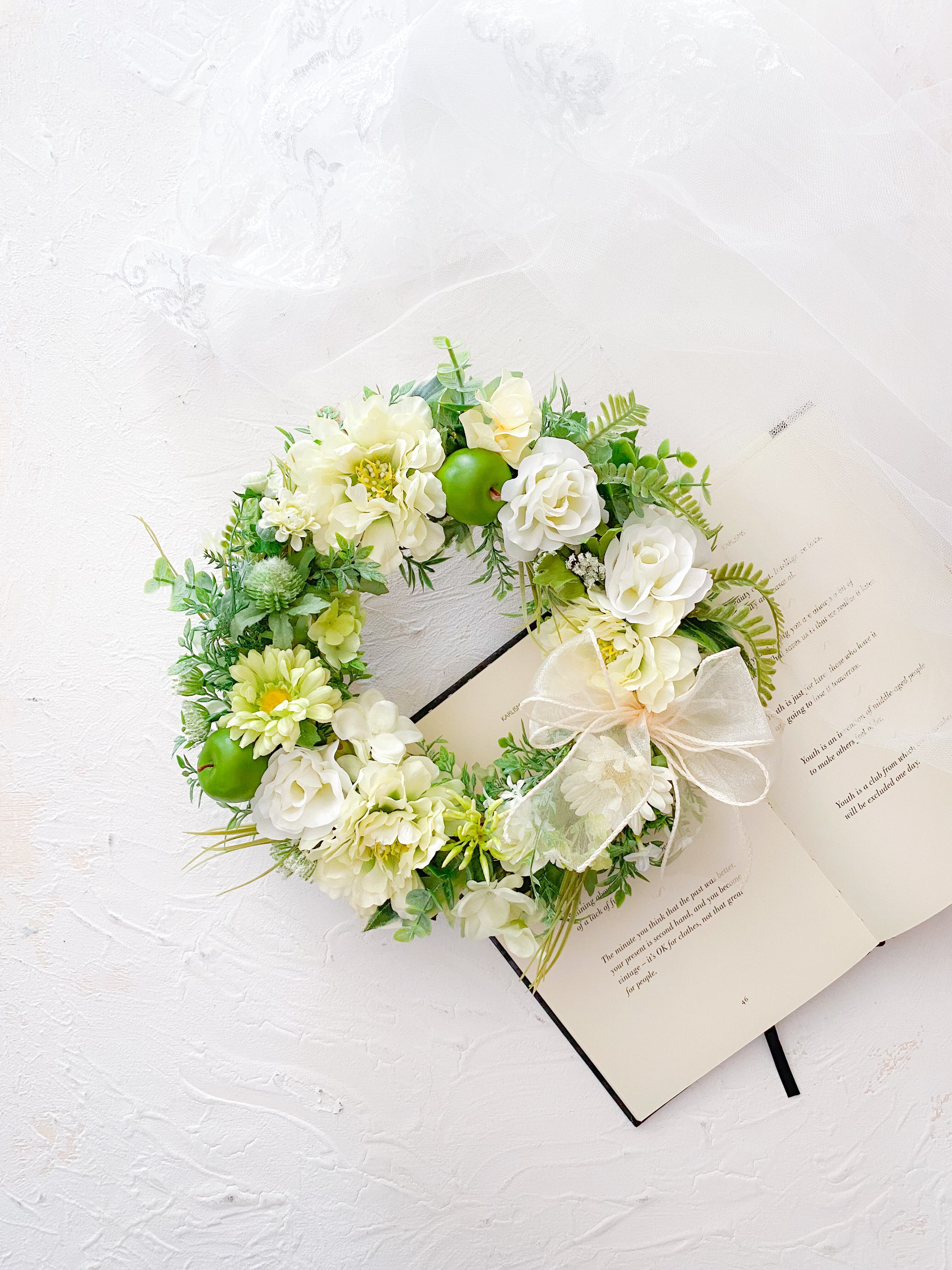 ホワイト＆グリーンのフラワーリース 造花 アーティフィシャルフラワー