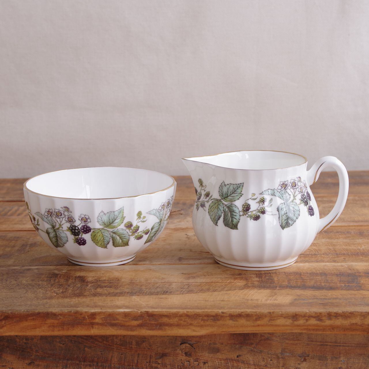  Worcester 花柄陶器製花瓶 持ち手付き Royal Worcester 花柄陶器製花瓶 持ち手付き 【公式通販】