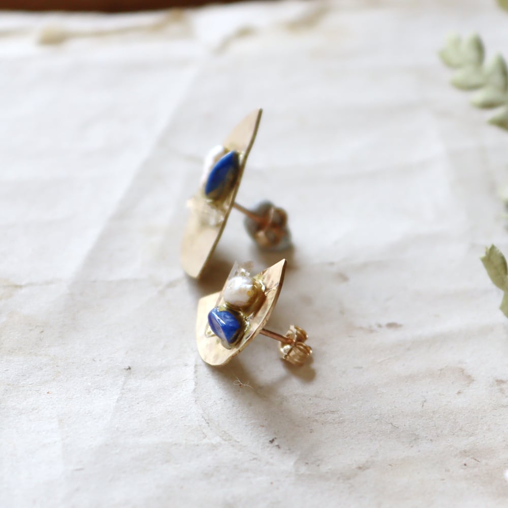 マザーオブパールの花ピアス ラピスラズリ anq. ピアス 「anq.」K10・天然石 OneStoneピアス ラピスラズリ