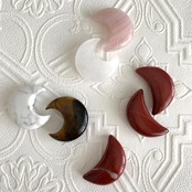 ムーンシェイプ*水晶*タイガーアイ*ハウライト*ムーカイト*ローズクォーツ*ミニサイズお月様*天然石インテリア
