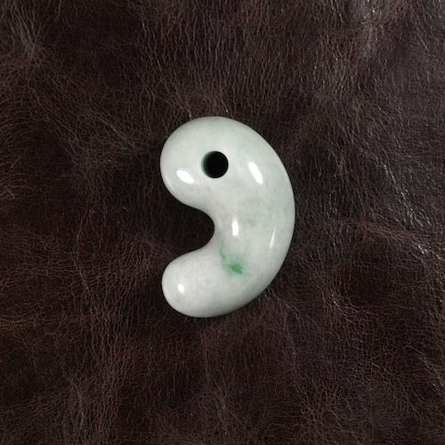 糸魚川翡翠 翠入りヒスイ まがたま 勾玉  11.6g Green spot Jadeite Magatama 