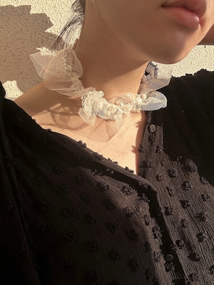 White frill ribbon choker.