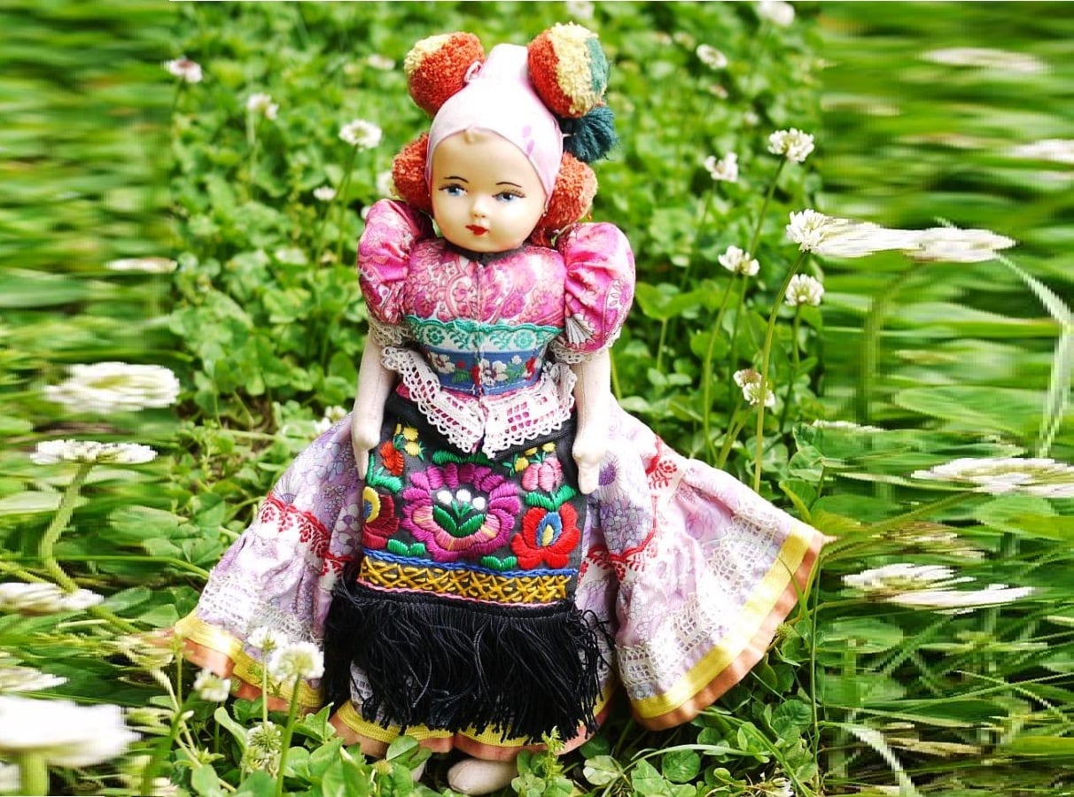 民族衣装人形2 マチョー人形 ハンガリー カロチャ東欧マチョー刺繍