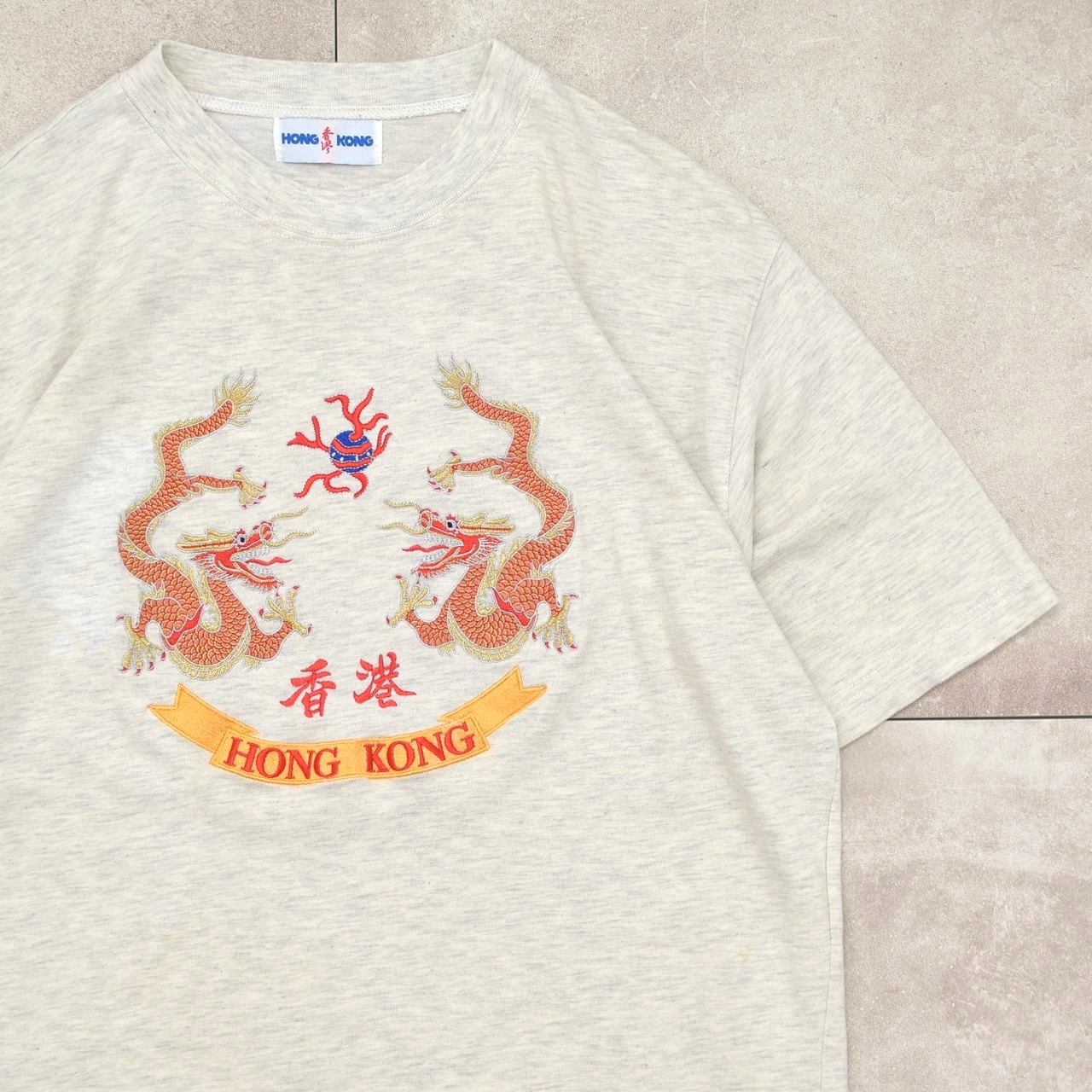 香港 HONG KONG & Dragon embroidery T-shirt | 古着屋 grin days