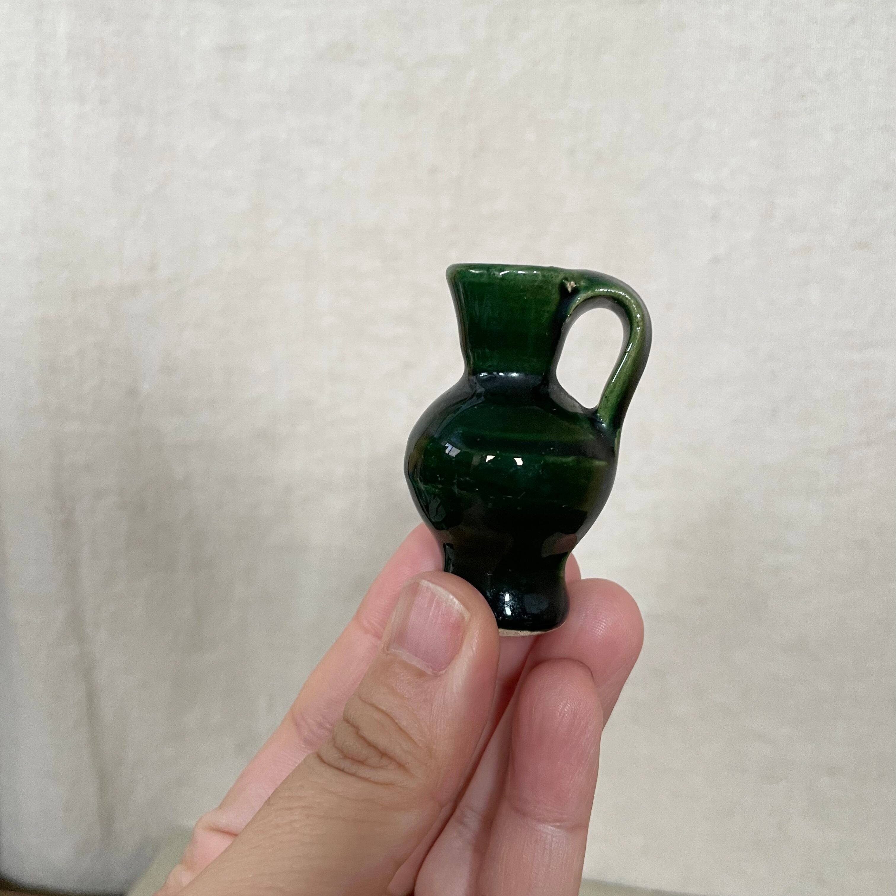 小さな緑の一輪挿し