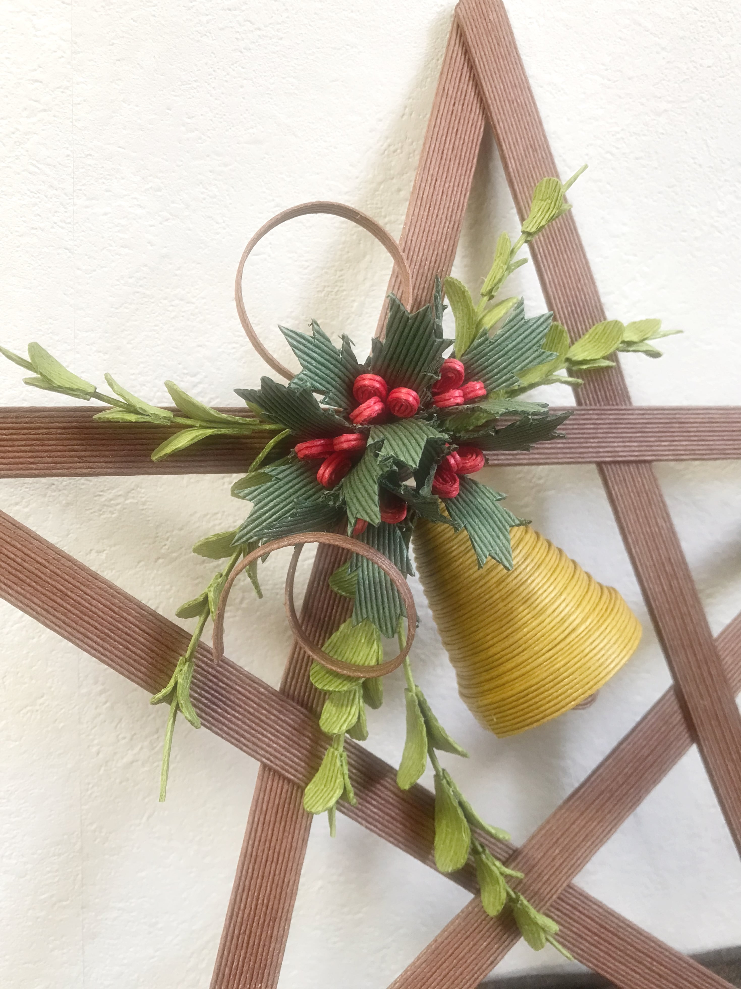柊の葉っぱリース　ハンドメイド　アートフラワー　赤リボン付き 柊の葉っぱリース ハンドメイド アートフラワー 赤リボン付き 柊の