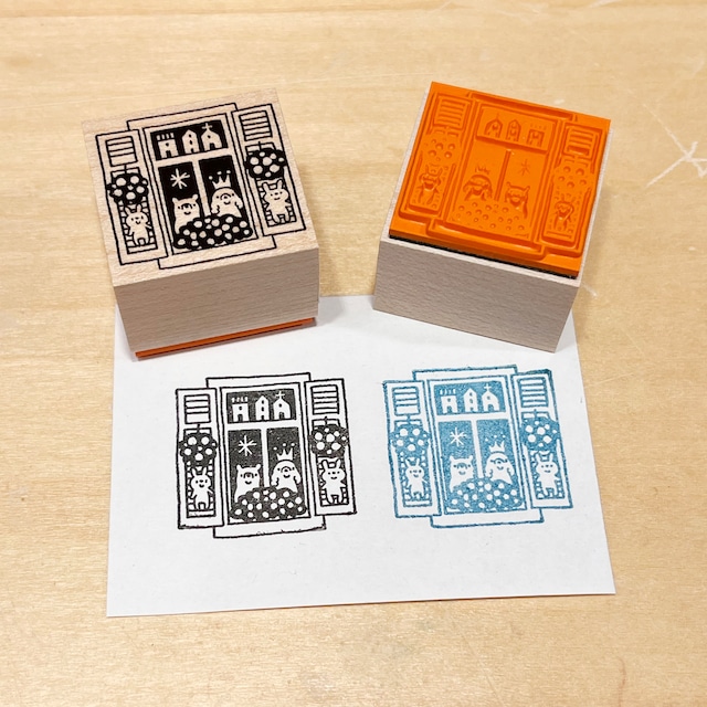 S-040　鎧戸のついた窓・フランス窓(犬とうさぎのぬいぐるみ）