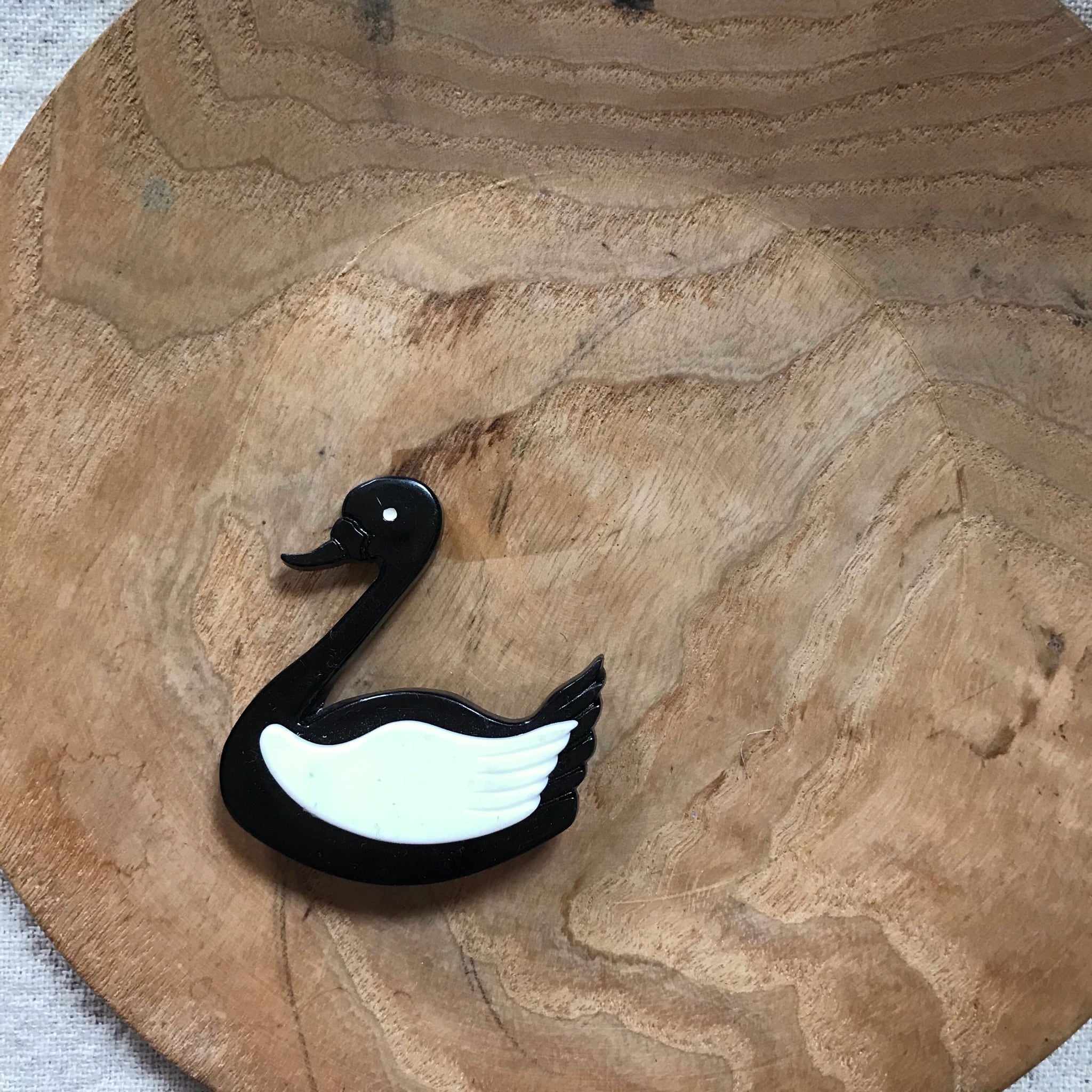 黒い白鳥ブローチ