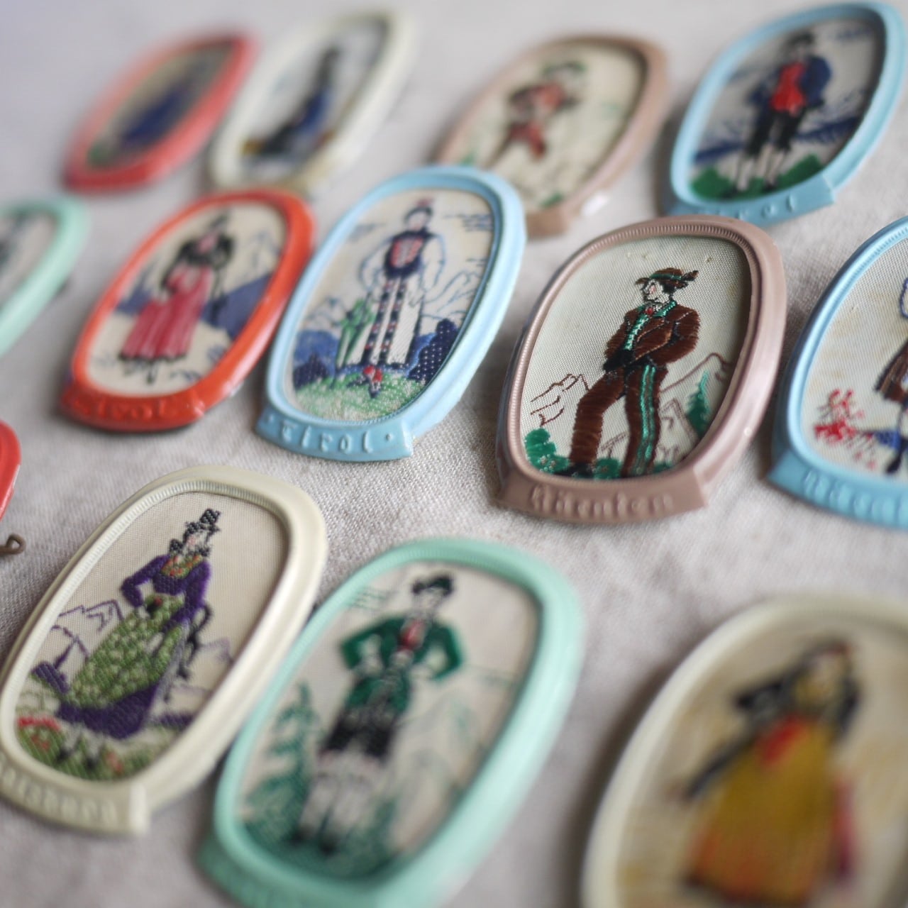 民族衣装刺繍のブローチ WHW ドイツ