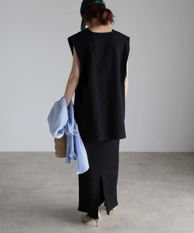 リネン混ディープVベスト×リブタンクワンピース